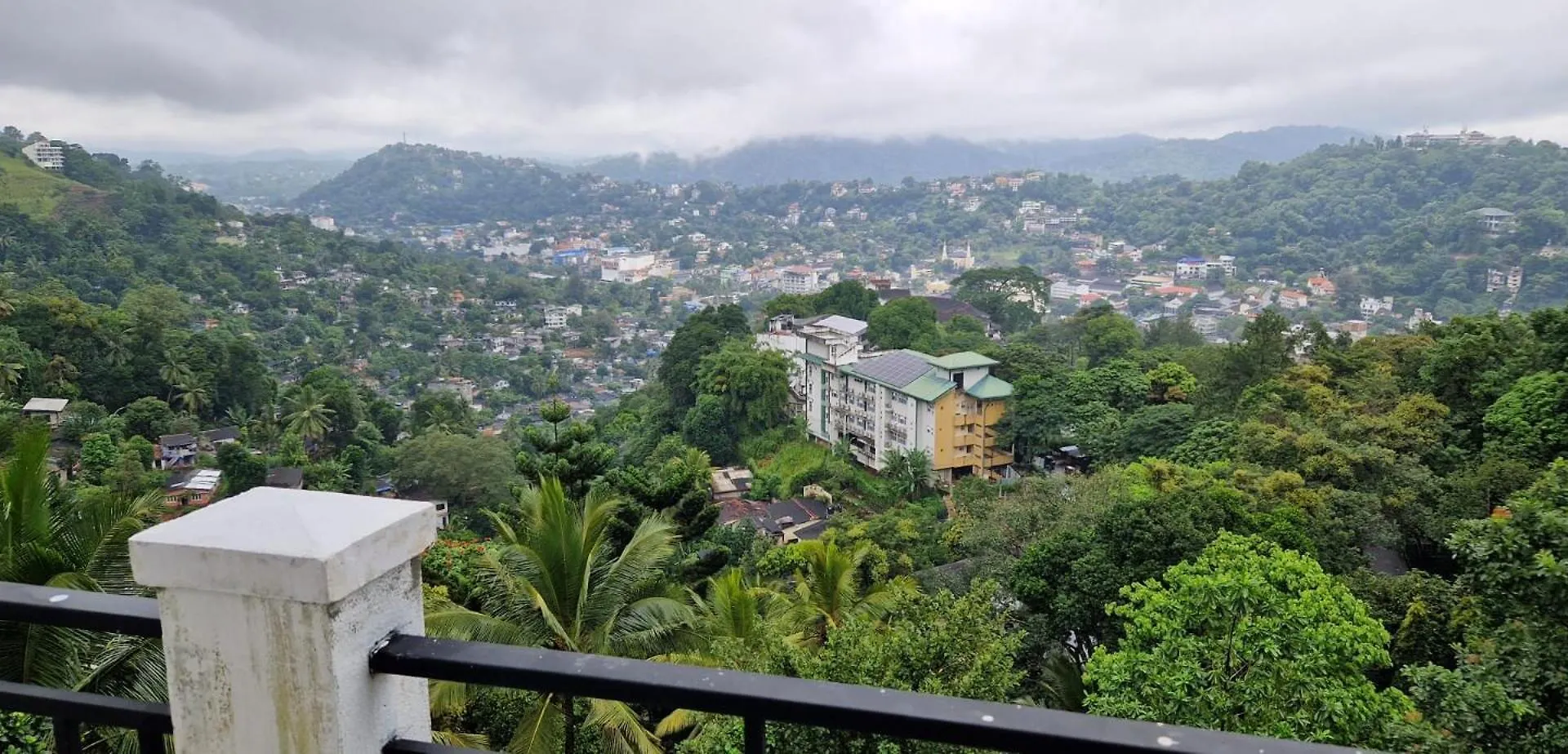 Golden King Residence - Free Pickup From Kandy Railway Station
