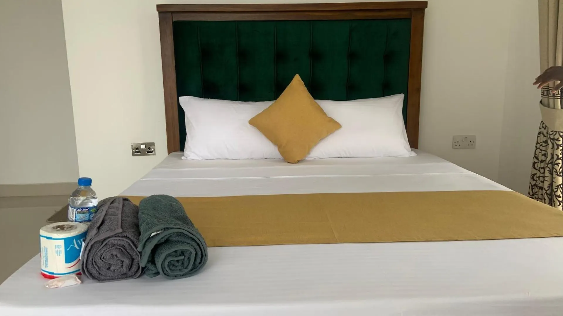 Golden King Residence - Free Pickup From Kandy Railway Station Sri Lanka